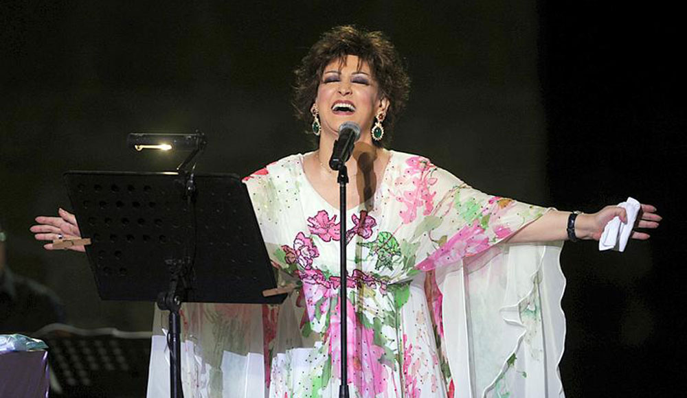 وردة الجزائرية في إحدى حفلاتها الغنائية على خشبة مسرح قرطاج الأثري