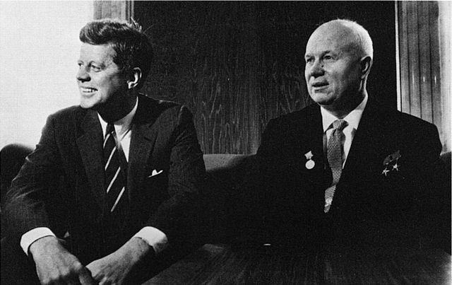 جون كينيدي رئيس أمريكا ونيكيتا خروتشوف زعيم الاتحاد السوفيتي