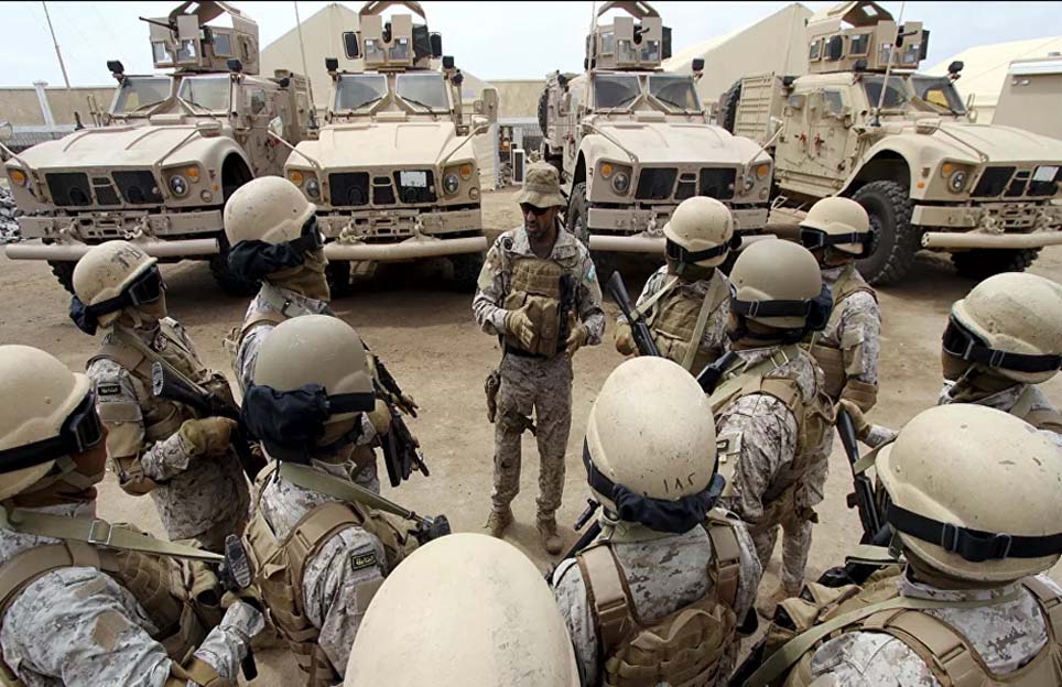 تمهيدا لعودة الحكومة : عشرات الجنود السعوديين يصلون إلى مطار عدن