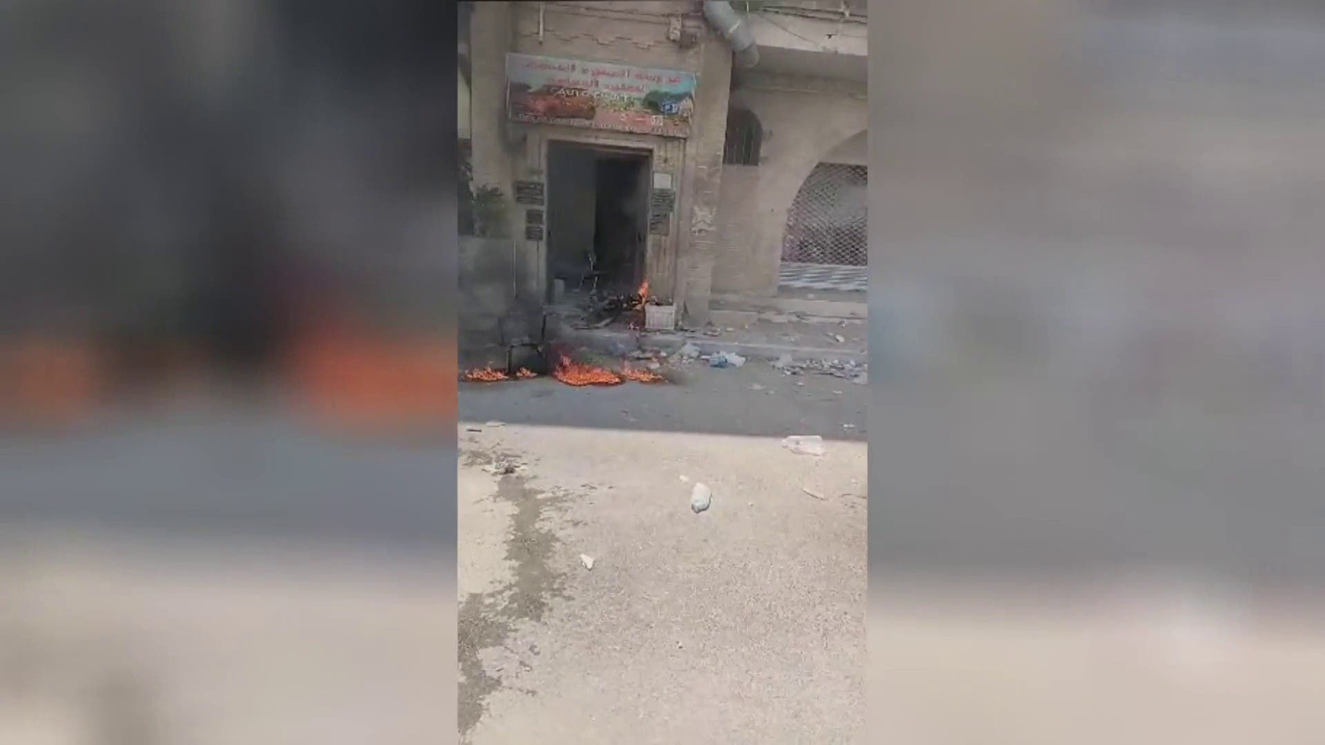 تونس.. محتجون يشعلون النيران في مداخل مقر حركة النهضة في توزر