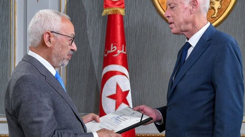 يقسم دستور 2014 السلطات بين رئيس الدولة ورئيس الوزراء والبرلمان في تونس