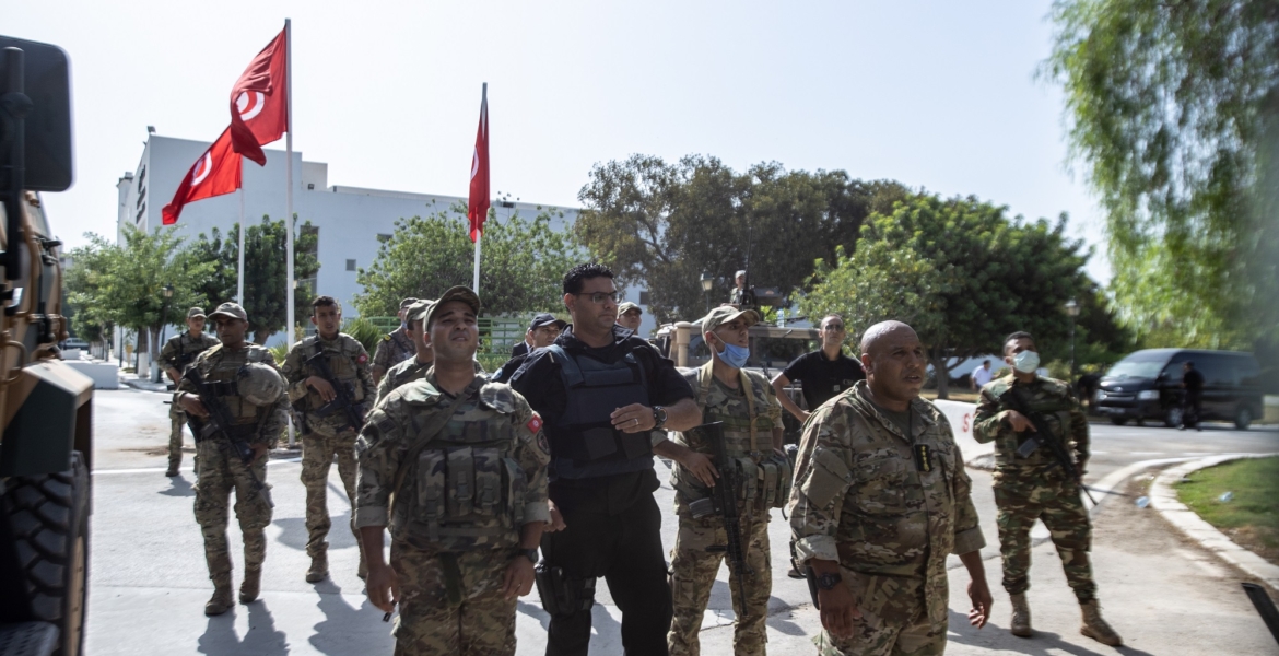 قوات من الأمن والجيش التونسي أمام المقرات الحكومية