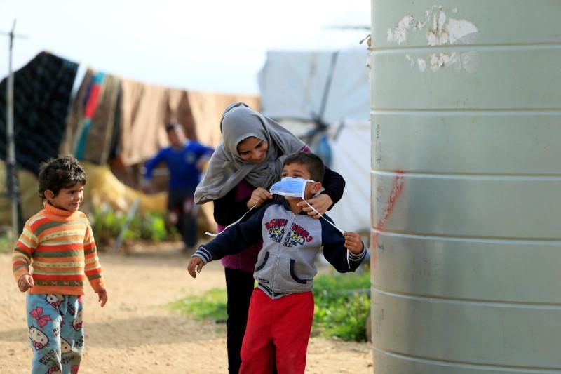 اللاجئون السوريون يواجهون خطر كورونا والجوع