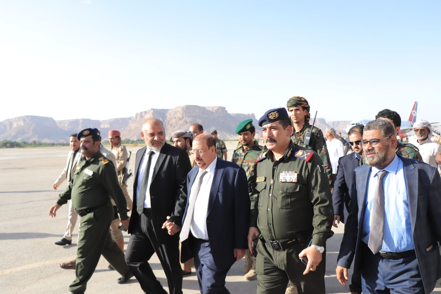 لعقد جلسات غير عادية : رئاسة البرلمان اليمني تصل إلى سيئون تحضيرا لإلتئام جلسات المجلس