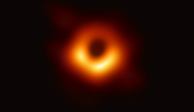 أول صورة لثقب أسود التقطها تلسكوب "أفق الحدث" ونشرتها المؤسسة الوطنية للعلوم في 2019 