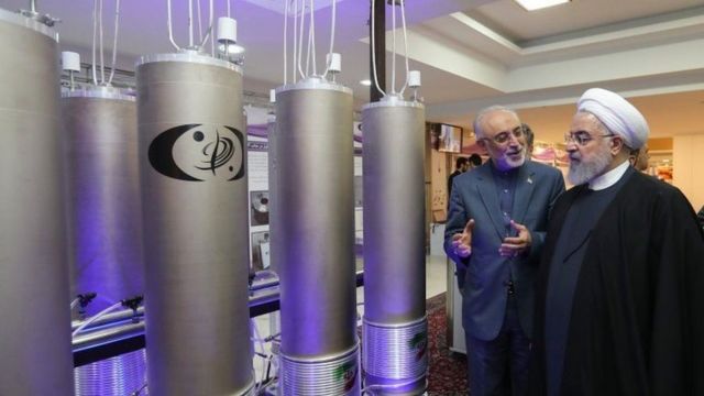 الرئيس الإيراني الحالي حسن روحاني خلال تفقده لإحدى المنشآت النووية