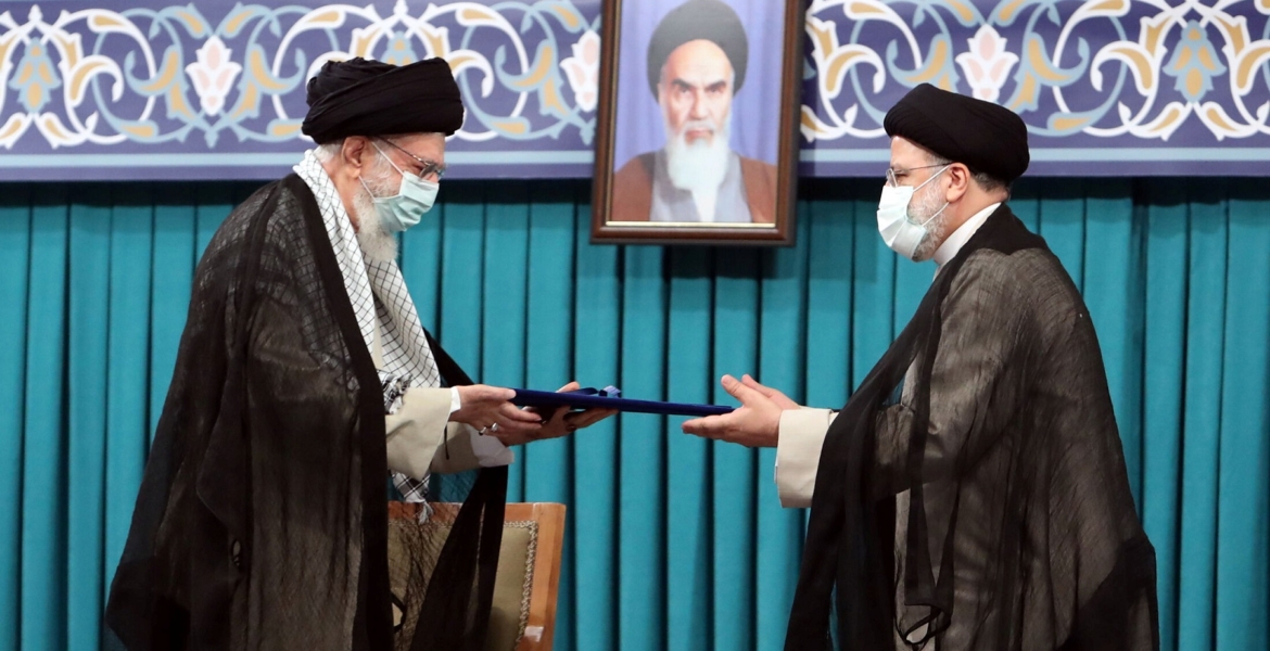 خامنئي يسلم الرئيس الإيراني الجديد إبراهيم رئيسي "حكم التنصيب"