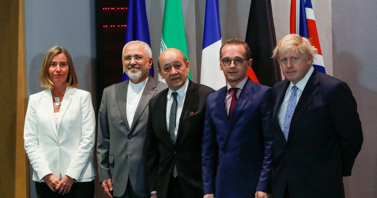 وزير الخارحية الإيراني جواد ظريف مع عدد من المسؤولين الأوروبيين