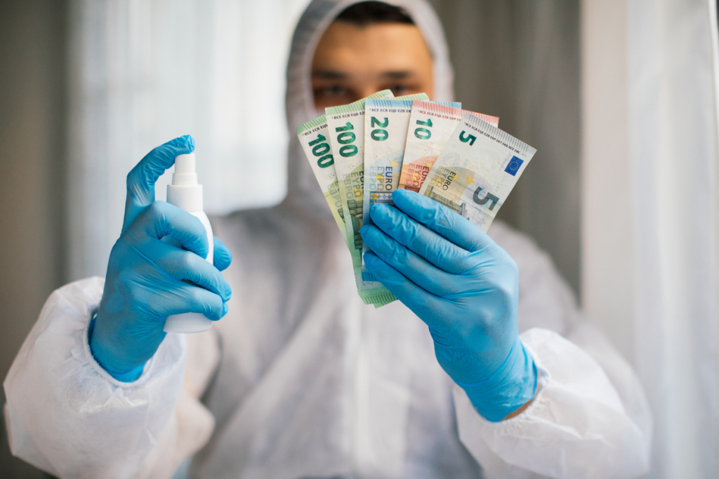 النقود البلاستيكية أكثر صحية من الورقية – iStock