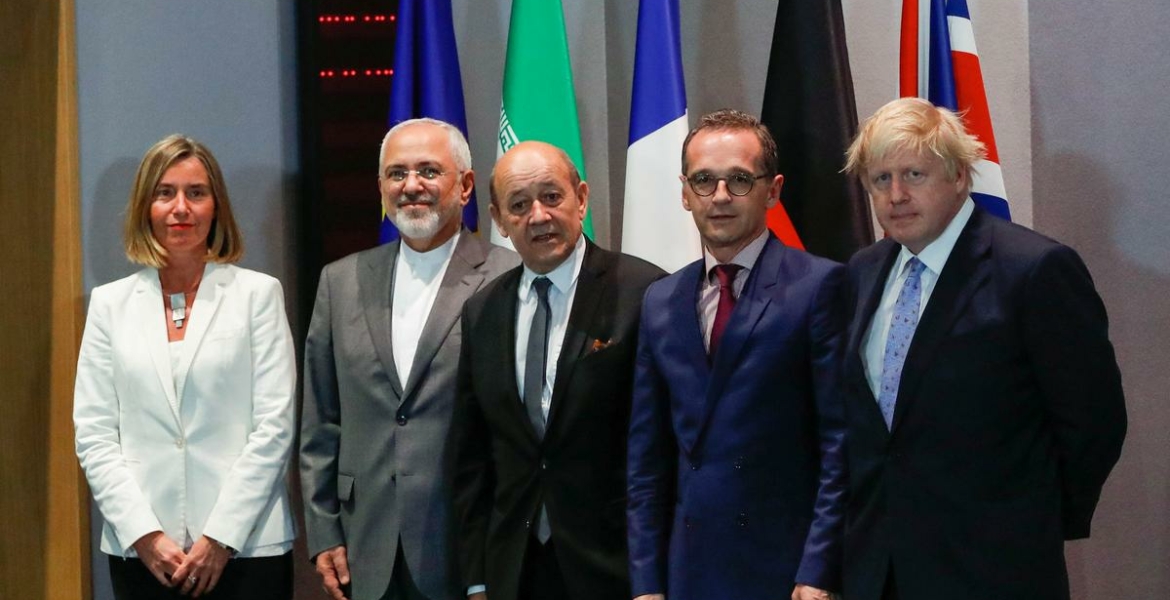 وزير الخارجية الإيراني جواد ظريف مع عدد من المسؤولين الغربيين