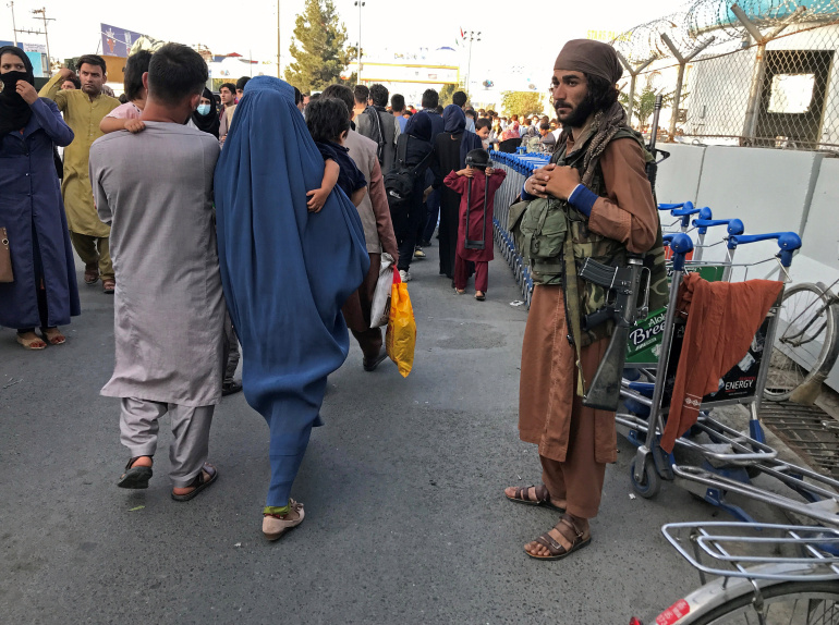بوابة مدخل مطار كابل الدولي في حراسة طالبان