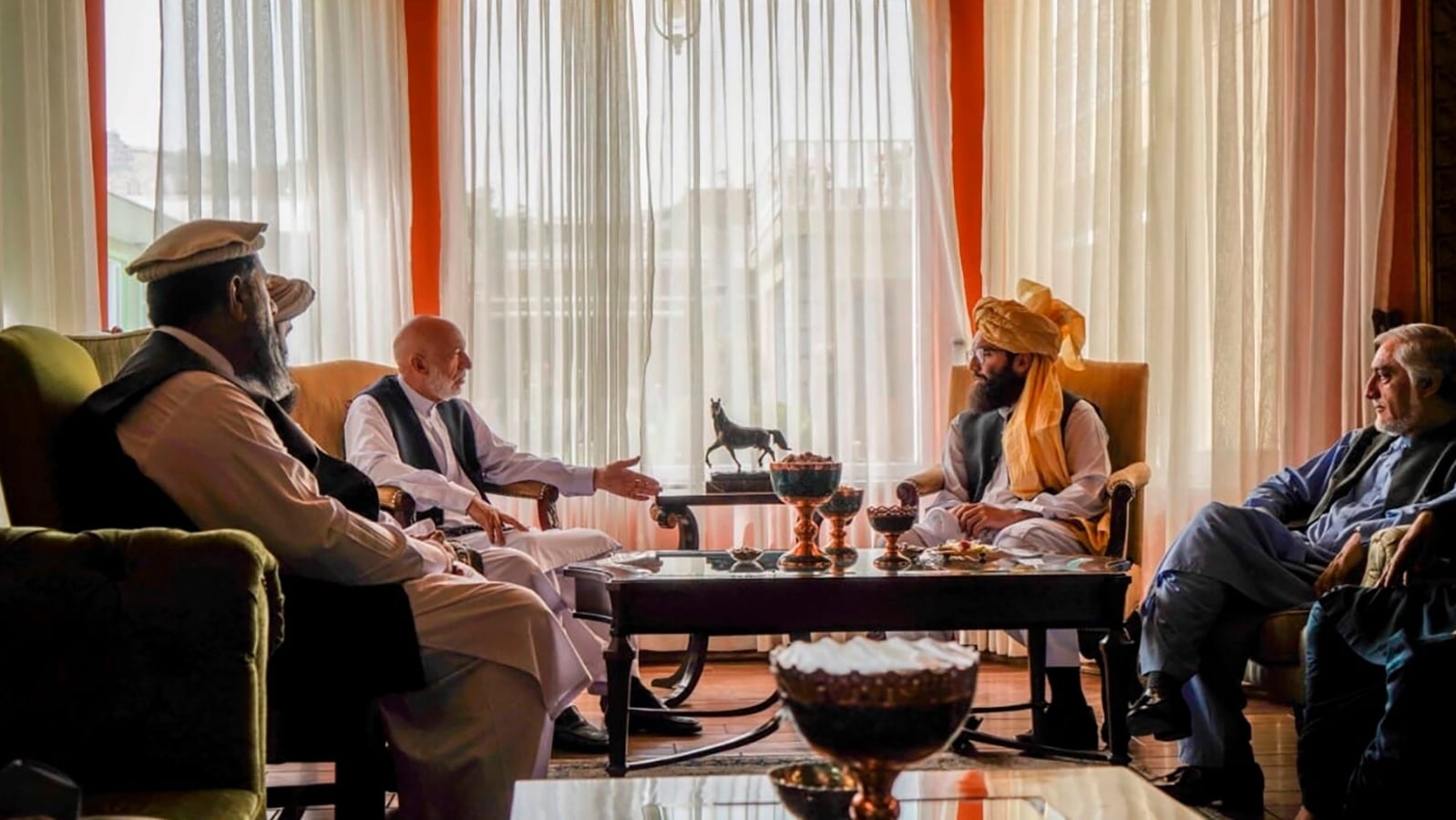 الرئيس الأفغاني السابق حامد كرزاي، يجري محادثات مع زعيم طالبان بردار