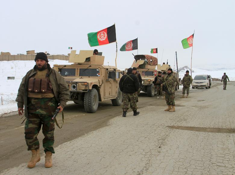 قوات من الجيش الأفغاني الذي دربته أمريكا وهزمته طالبان دون مقاومة تذكر 