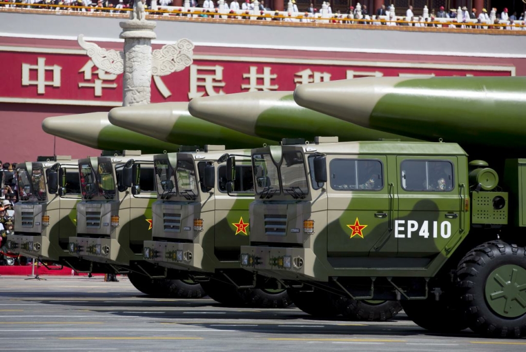 صواريخ صينية قادرة على حمل رؤوس نووية خلال استعراض عسكري، بكين