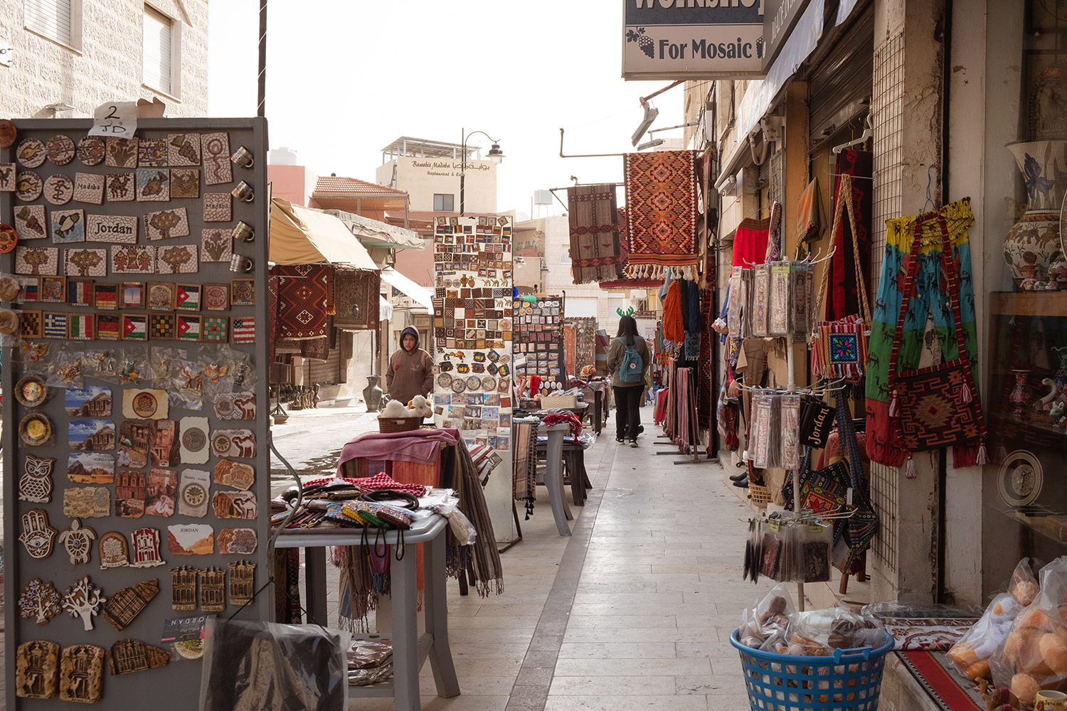مأدبا هي محطة التوقف المثالية لأولئك الذين يرغبون في السفر إلى أماكن أبعد إلى عمان أو البحر الميت