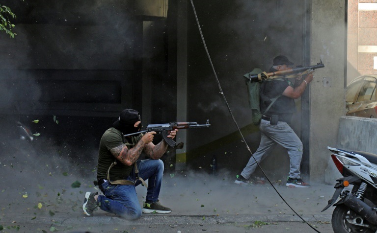 مقاتلون شيعة من حزب الله وحركة أمل يطلقون قذائق أر بي جي خلال اشتباكات في منطقة الطيونة في جنوب العاصمة اللبنانية بيروت في 14 تشرين الأول/أكتوبر 2021(ا ف ب)