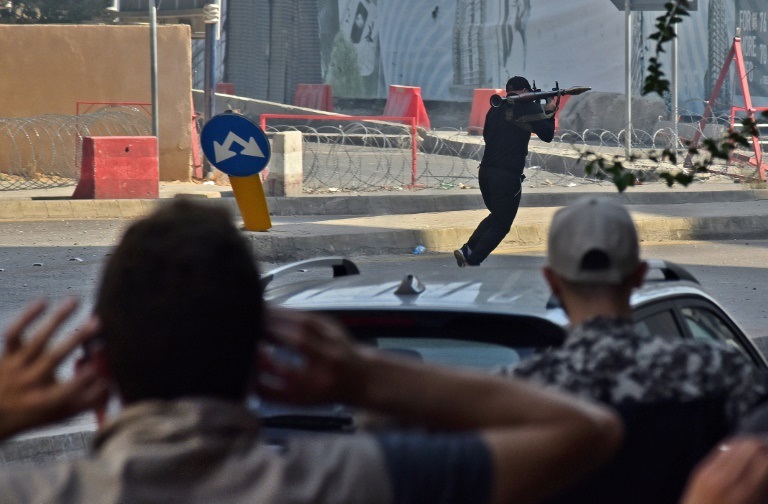 مسلح يحمل قاذفة "ار بي جي" وسط الاشتباكات في منطقة الطيونة في ضاحية بيروت الجنوبية في 14 تشرين الاول/اكتوبر 2021.(ا ف ب)