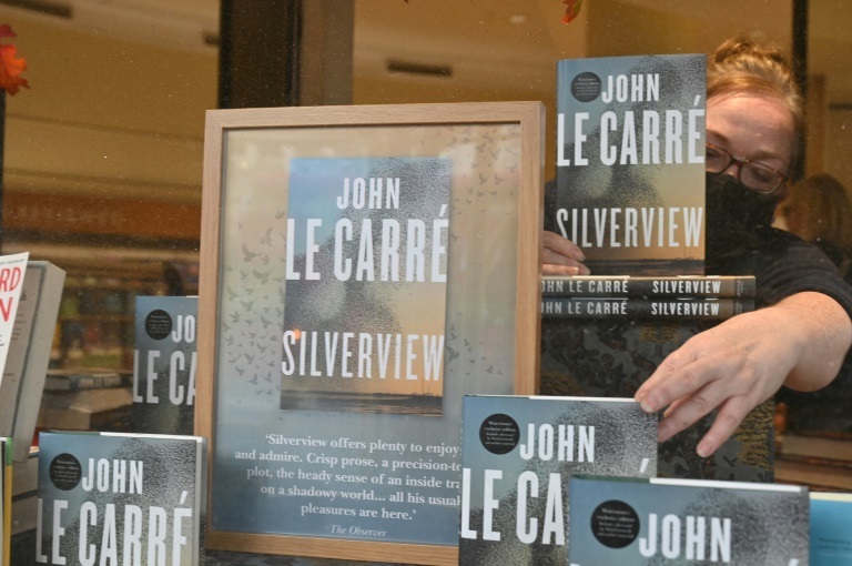 موظفة في مكتبة تعرض في الواجهة رواية الكاتب الراحل جون لو كاريه "سيلفرفيو" في يوم طرحها في 14 تشرين الأول/أكتوبر 2021 في لندن (ا ف ب )