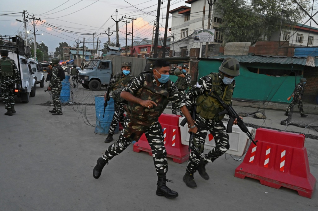 قوات أمن هندية قرب موقع حيث قتل رجل برصاص مسلحين مجهولين في منطقة كاراناغار في سريناغار بكشمير الهندية في 2 تشرين الأول/أكتوبر 2021 (ا ف ب)