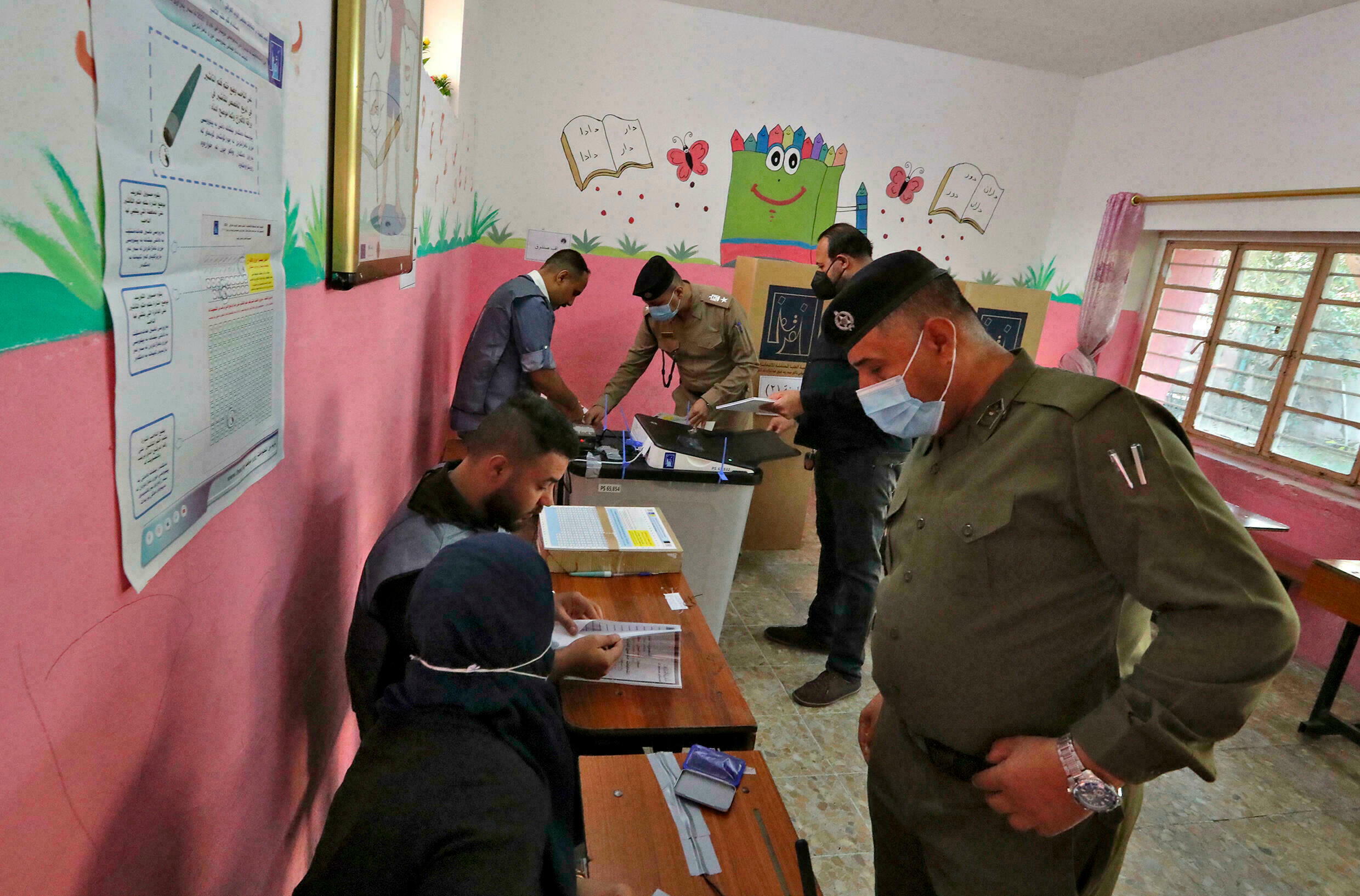 جندي عراقي يدلي بصوته في الانتخابات البرلمانية (أ ف ب)
