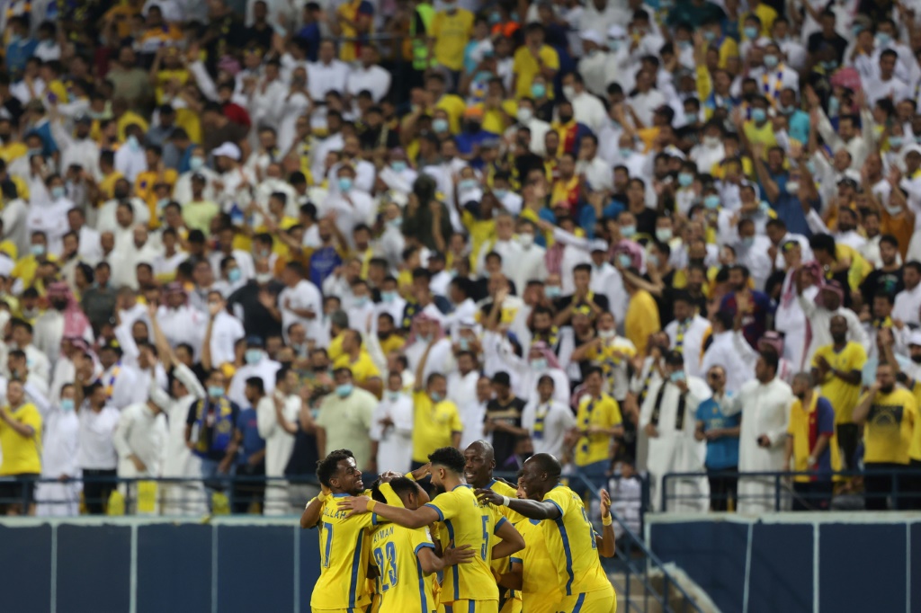 احتفل النصر مع جماهيره بانتصار كبير على الوحدة الإماراتي (أ.ف.ب)
