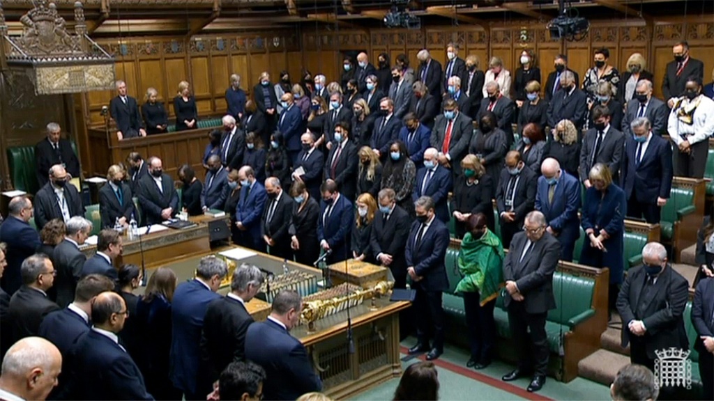احتشد النواب في مجلس العموم للصلاة ودقيقة صمت إحياء لذكرى ديفيد أميس(ا ف ب)