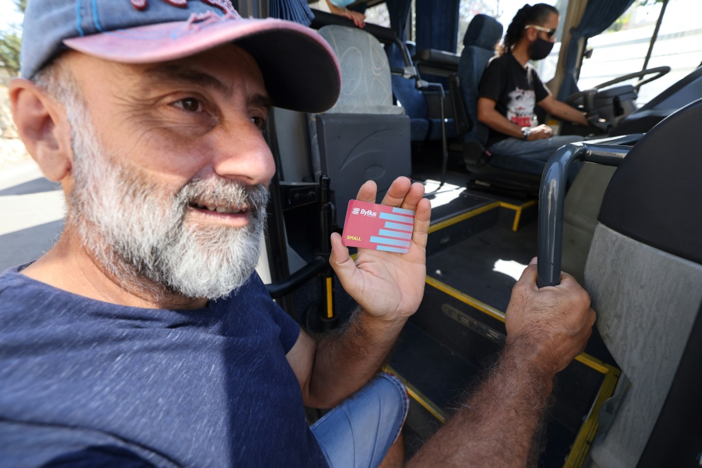راكب في حافلة نقل في منطقة جبيل شمال بيروت في الثامن من تشرين الأول/أكتوبر 2021 (أ.ف.ب)