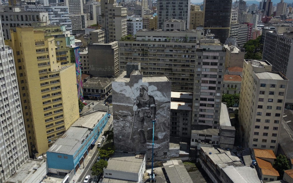 لقطة جوية تظهر جدارية موندانو بعنوان "إطفائي الغابة" في ساو باولو في 13 تشرين الأول/أكتوبر 2021 (ا ف ب)