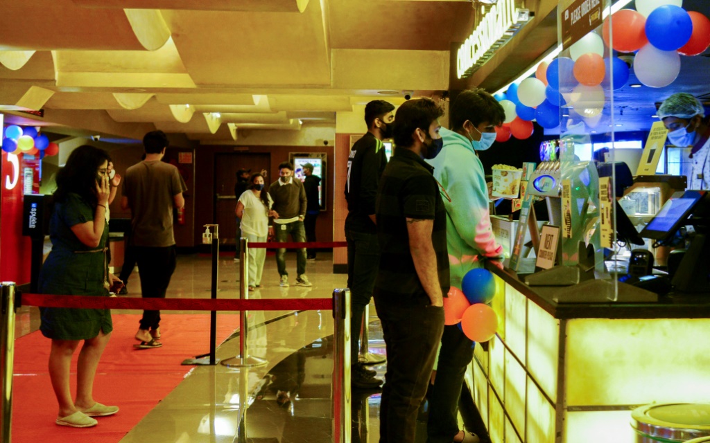 بينما يحتاج الموظفون في دور السينما التي أعيد افتتاحها حديثًا إلى التطعيم بالكامل ، لا يوجد أي شرط تطعيم لأفراد الجمهور (اف ب)