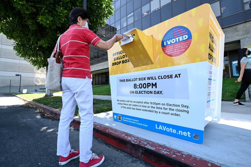 حاوية لوضع بطاقات التصويت بالبريد في لوس أنجليس بولاية كاليفورنيا بتاريخ 27 آب/أغسطس 2021 (أ.ف.ب)