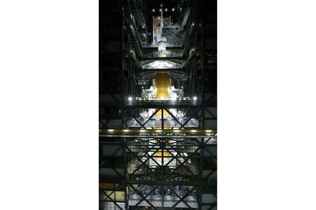الكبسولة "أوريون" على رأس الصاروخ "اس ال اس" الذي صنعته وكالة ناسا لاستخدامه في مهمة "أرتيميس 1" نحو القمر، في مركز كينيدي الفضائي في كاب كانافيرال بولاية فلوريدا الأميركية (أ.ف.ب)