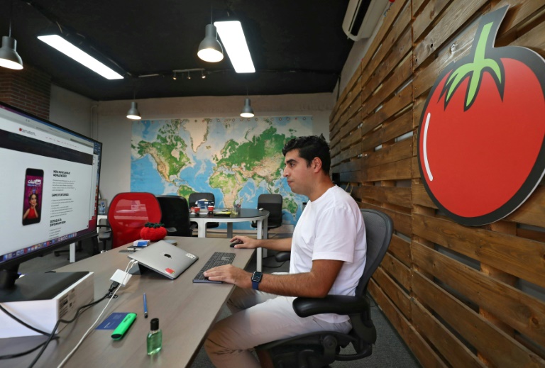 حسام حمو مؤسس شركة طماطم الأردنية للألعاب الإلكترونية في مكتبه في عمان في 30 أيلول/سبتمبر 2021(ا ف ب)