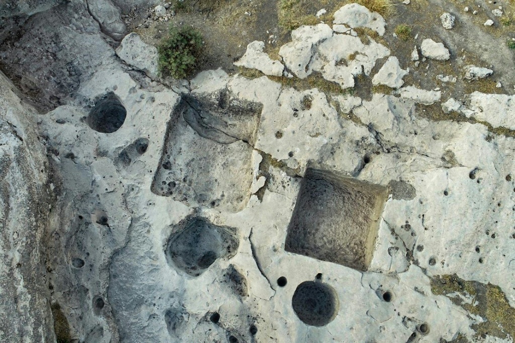 جانب من جداريات نقشت على قناة ري من العهد الاشوري تم اكتشافها في فايدة بنينوى شمال العراق في 24 تشرين الاول/اكتوبر 2021 (اف ب)