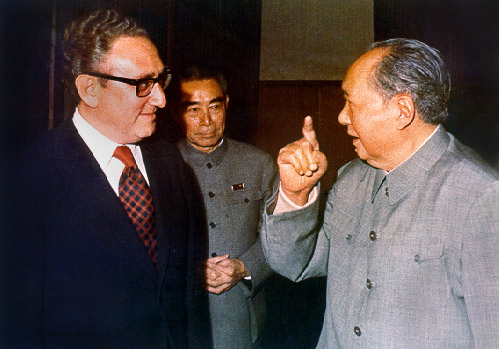 يقود هنري كسنجر نفسه الدبلوماسية الأمريكية . إنه يتفاوض سرا مع القادة الصينين (هنا مع ماو تسى تونغ وتشو ان لاى في بداية عام 1970 ) - ويكيبيديا