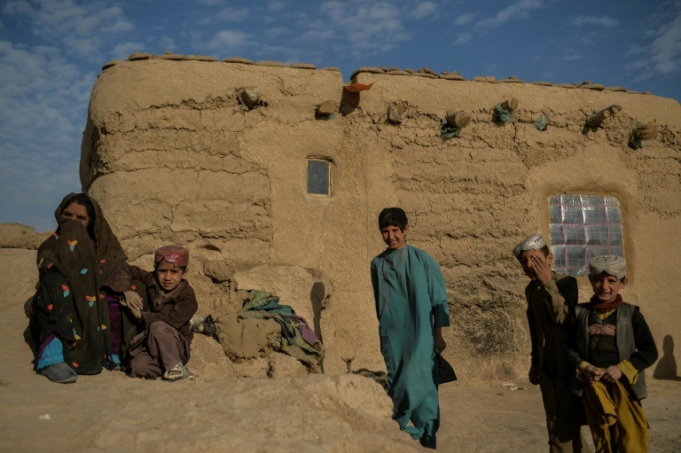 عائلة افغانية في قرية الحاج رشيد خان في ولاية بادغيس حيث يدفع الجفاف بالسكان إلى الرحيل، في 15أكتوبر 2021(ا ف ب)