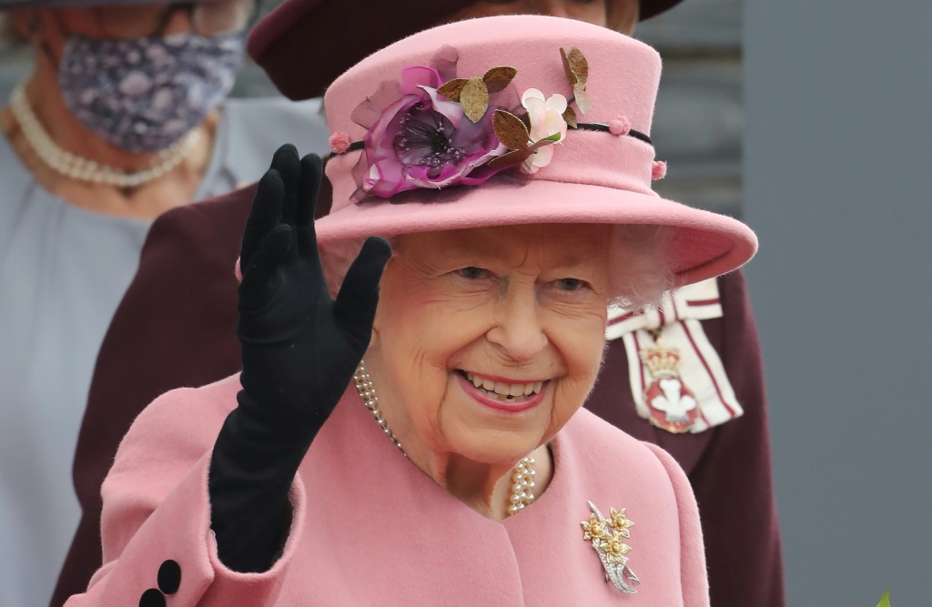 الملكة اليزابيث الثانية تستأنف الواجبات العامة بعد الإقامة في المستشفى