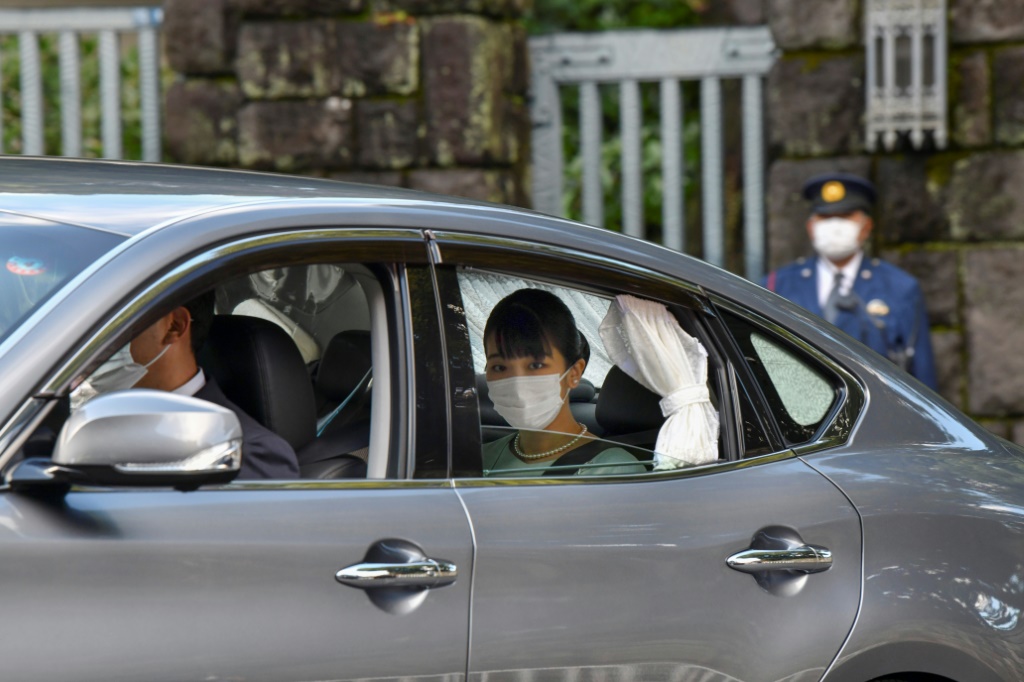 الأميرة اليابانية ماكو تغادر مقر أكاساكا في طوكيو في 26 تشرين الأول/أكتوبر 2021 للمشاركة في مؤتمر صحافي مع زوجها كي كومورو (اف ب)