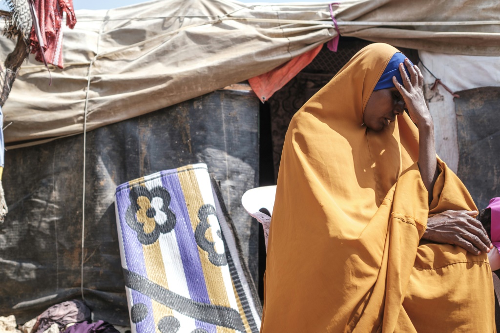 يُعرُب عبد الجما (35 عامًا) لاجئة مناخية وأمّ صومالية لثمانية اطفال في منزلها في مخيم مؤقت في ضواحي مدينة هرجيسا في صوماليلاند في 16 أيلول/سبتمبر 2021 (أ.ف.ب)