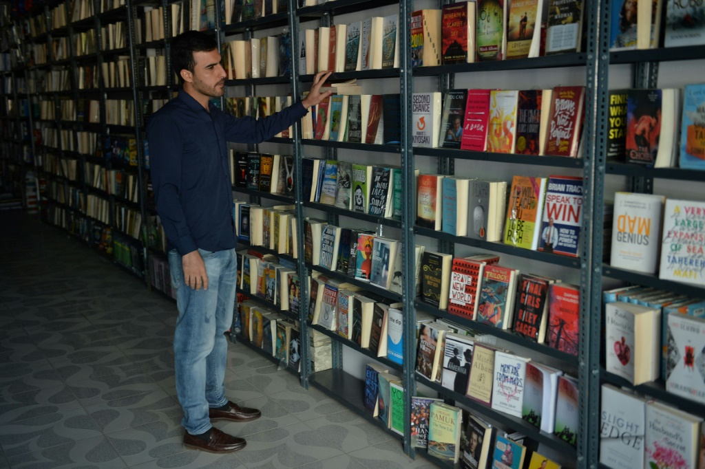 طالب الحقوق مصطفى براك في مكتبة سعدات المتخصصة في الكتب باللغة الإنكليزية في 23 تشرين الأول/أكتوبر 2021 في كابول (اف ب)