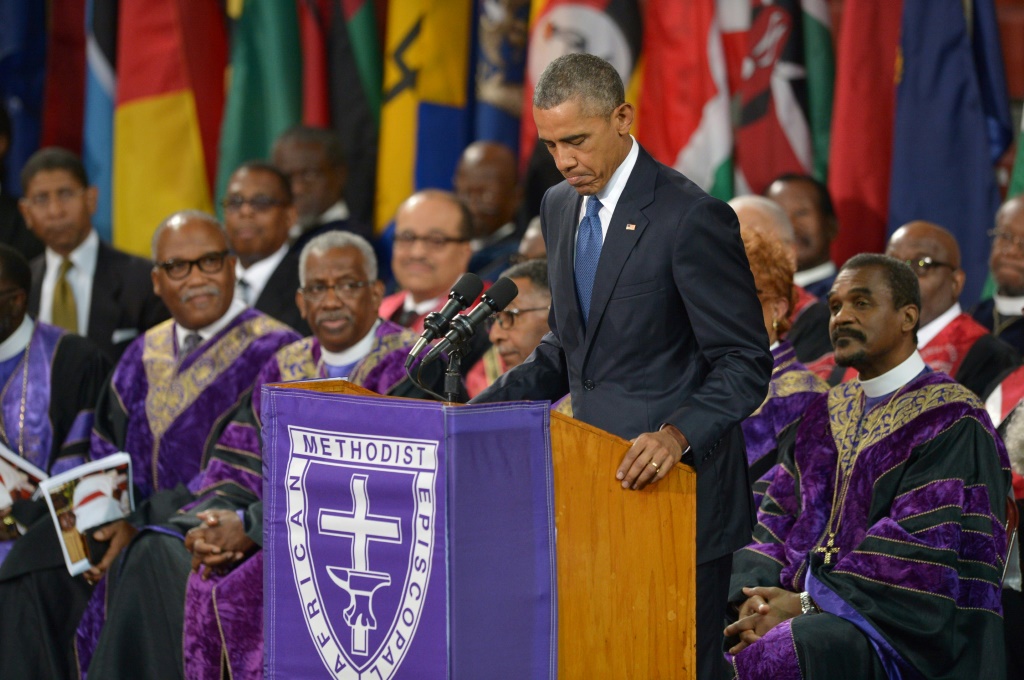 الرئيس الأمريكي باراك أوباما يلقي تأبينًا خلال جنازة عام 2015 للقس المقتول كليمنتا بينكني ، وهو واحد من تسعة من أبناء الأبرشية السود الذين قتلوا على يد أحد المتعصبين للعرق الأبيض في تشارلستون ، ساوث كارولينا (أ.ف.ب)