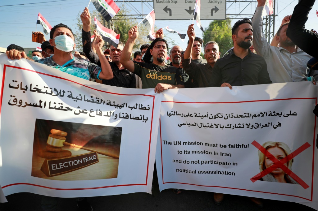 أنصار تحالف الحشد الشعبي الموالي لإيران يشاركون في تظاهرة تندد بنتائج الانتخابات البرلمانية العراقية في بغداد في 19 تشرين الأول/أكتوبر 2021 (أ.ف.ب)
