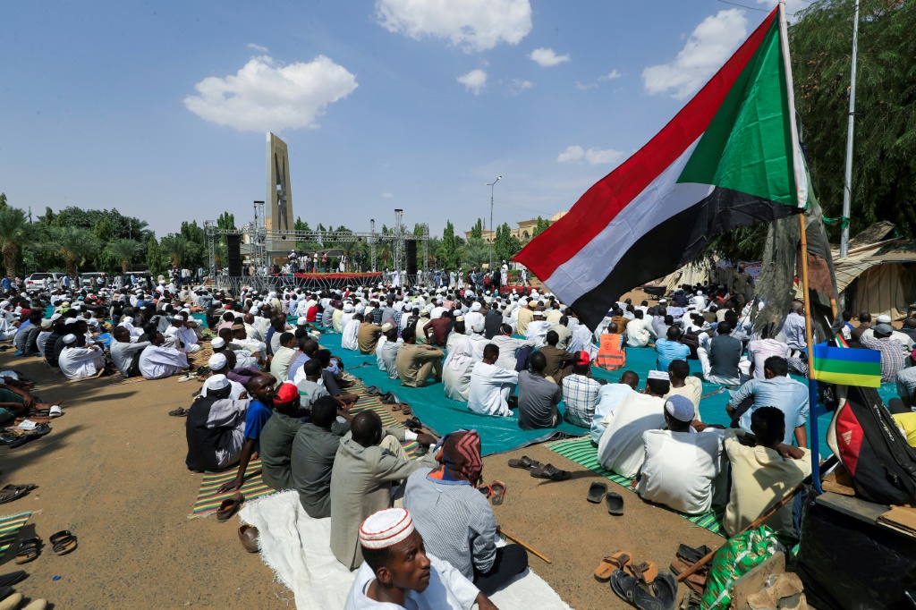 عمدت القوى الإقليمية لا سيما دول الخليج إلى ضخ الدعم الدبلوماسي والمالي للمجلس العسكري السوداني (أ ف ب)