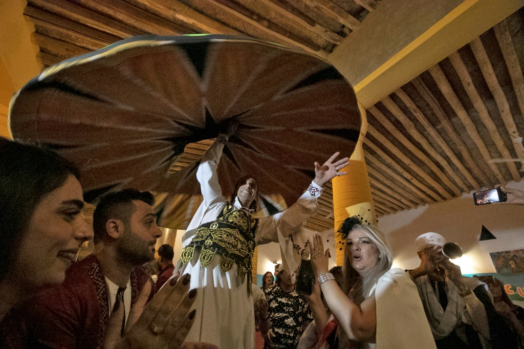 فنان مصري يؤدي رقصة التنورة التقليدية ضمن مهرجان بابل قرب الموقع الأثري الشهير على بعد حوالى 100 كيلومتر من العاصمة العراقية بغداد في 29 تشرين الأول/أكتوبر 2021 (أ.ف.ب)