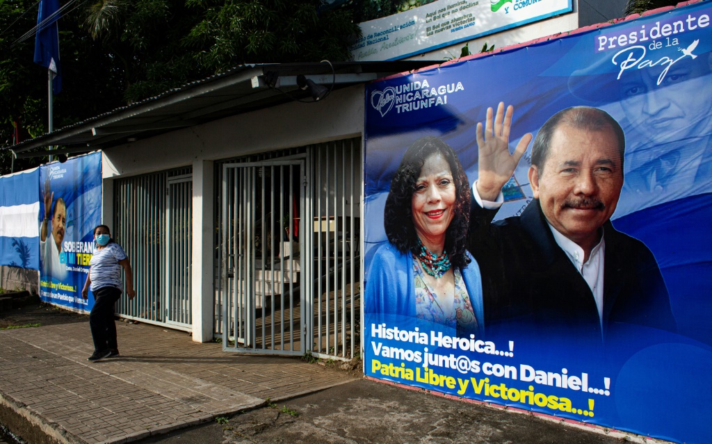 يسعى رئيس نيكاراغوا دانيال أورتيغا (ملصق الحملة الذي شوهد في سبتمبر 2021 في ماناغوا) لولاية رابعة على التوالي ، سبعة منافسين محتملين من بين حوالي 40 شخصية معارضة قيد الاعتقال (أ.ف.ب)