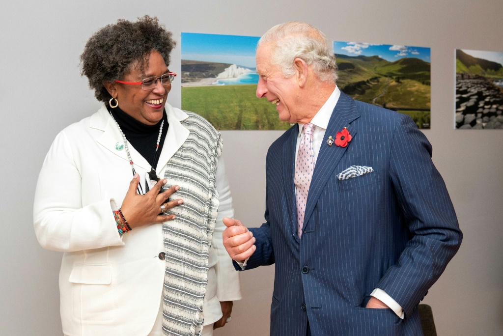 التقى الابن الأكبر للملكة ووريث العرش ، الأمير تشارلز ، برئيسة وزراء باربادوس ميا أمور موتلي في قمة الأمم المتحدة بشأن تغير المناخ في غلاسكو.(اف ب)
