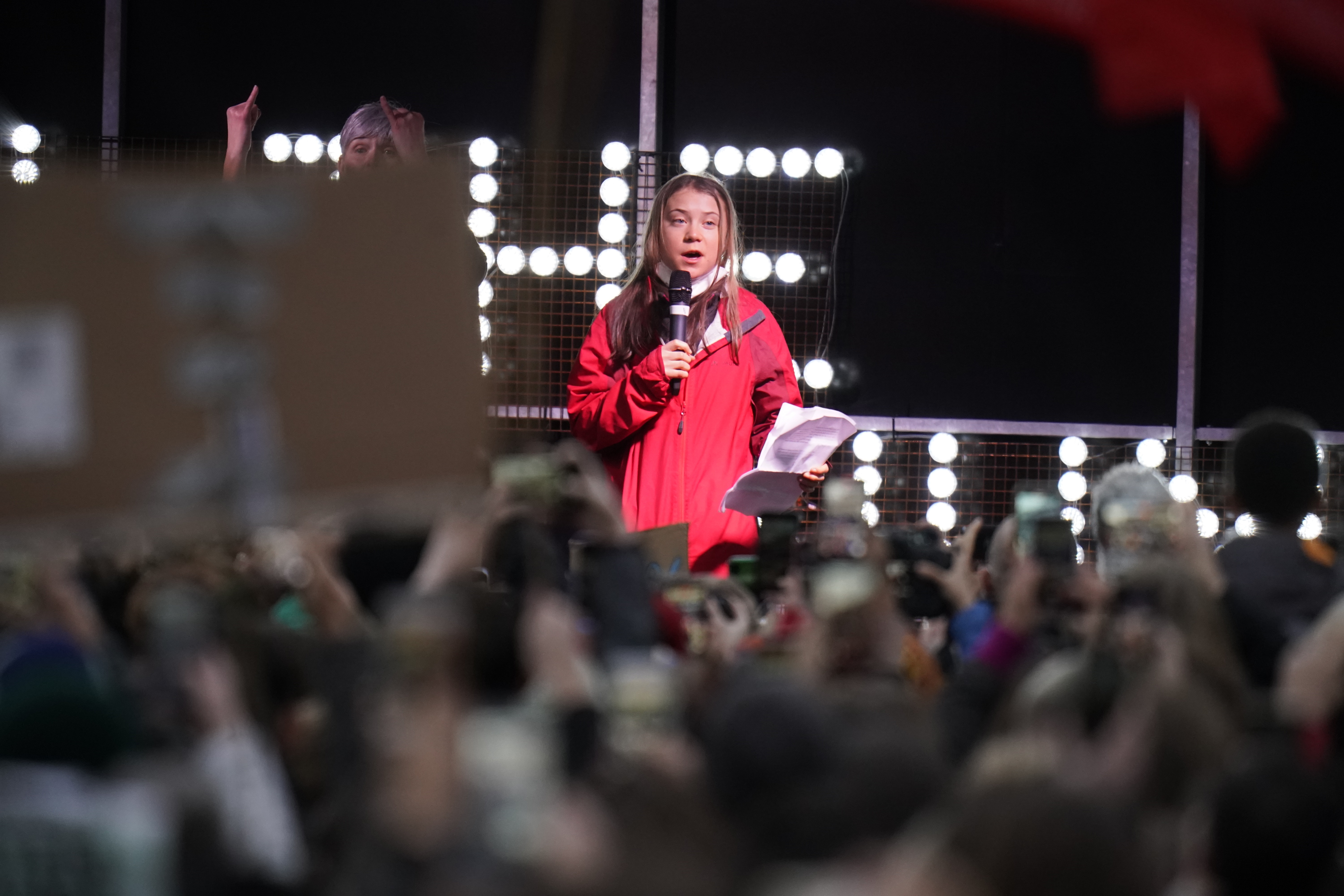 الناشطة السويدية البارزة جريتا تونبرج اليوم الجمعة، إلى آلاف المتظاهرين(د ب أ)