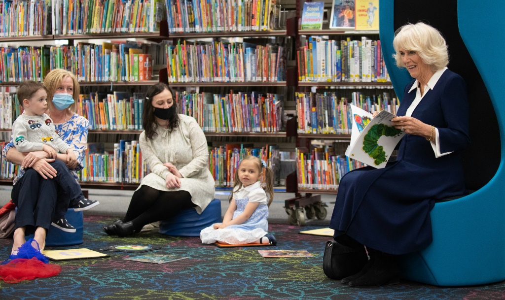 دوقة كورنوال كاميلا خلال نشاط قراءة للأطفال في مكتبة بمدينة كوفنتري الإنكليزية في 25 ايار/مايو 2021(اف ب)