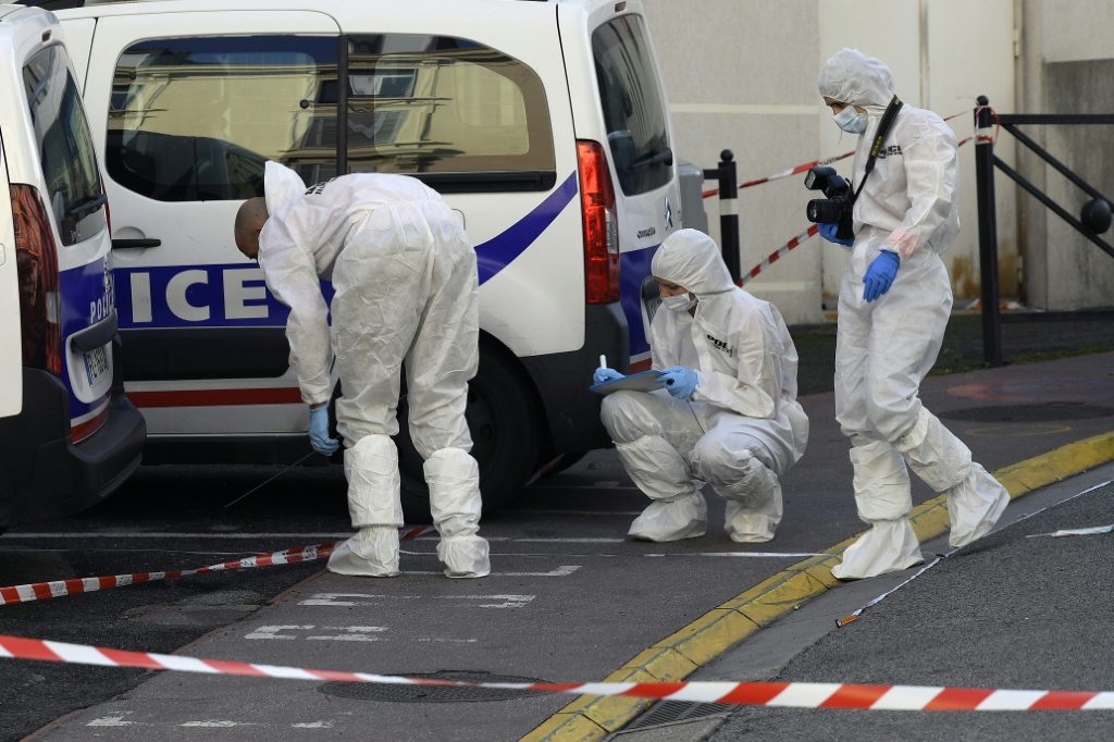 عناصر من الأدلة الجنائية يعاينون مكان الهجوم على شرطيين أمام مركز شرطة مدينة كان في جنوب شرق فرنسا في 8 تشرين الثاني/نوفمبر 2021(اف ب)