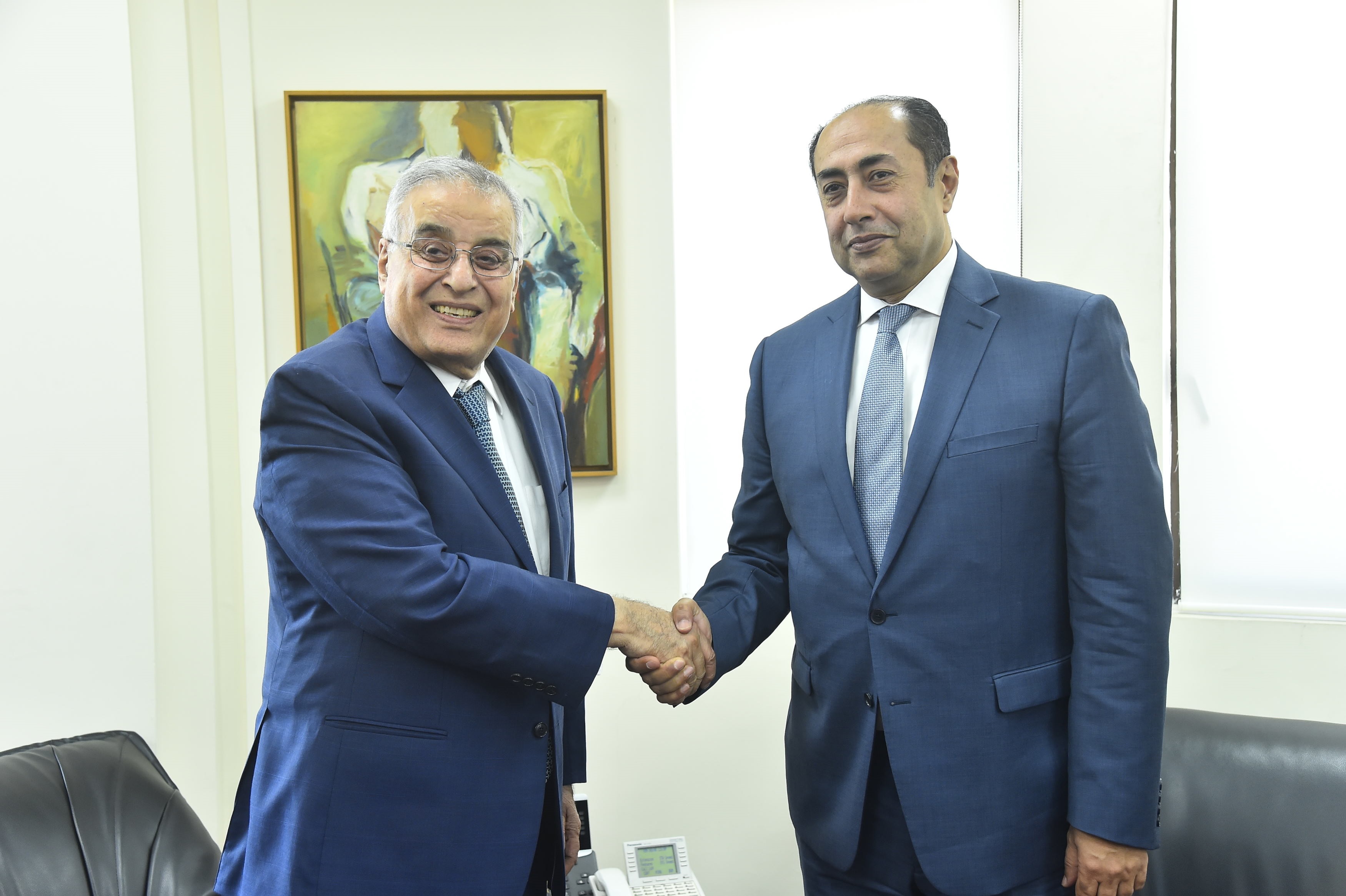 وزير الخارجية والمغتربين اللبناني عبدالله بو حبيب، خلال استقباله الأمين العام المساعد لجامعة الدول العربية السفير حسام زكي (د ب ا)
