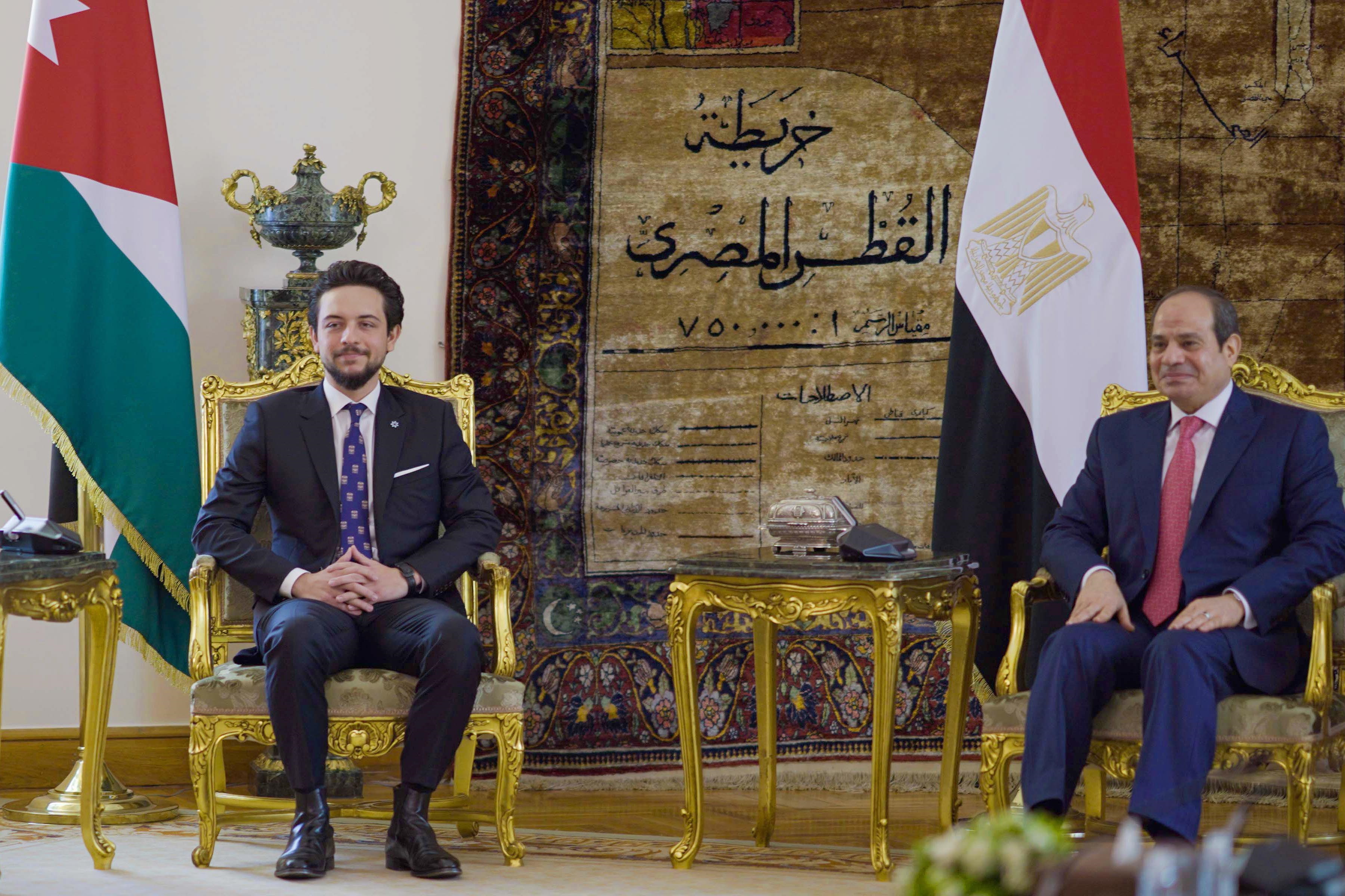 السيسي خلال استقباله  بقصر الاتحادية في القاهرة الأمير الحسين بن عبد الله، ولي عهد المملكة الأردنية الهاشمية (د ب ا)